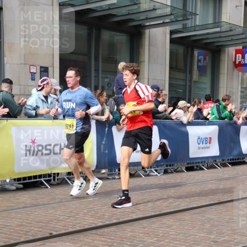 13.09.2026 - 21. swb-Marathon Bremen Strokosch-Dieckow http://msf.ph/oto/10300807 13.09.2026 10:49:02 Ziel 10294, 10392, 10514, 10655, 10739, 10835, 10846, 10910, 11092, 11191, 11316, 11567, 11621, 11635, 11896, 11984, 12132, 12149, 12376, 12450, 12529, 13577, 10253, 10293, 10392, 10566, 10815, 11885, 11891, 12027, 12204, 12350, 13512, 13555 meine-sportfotos.de