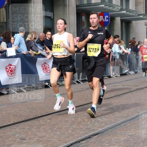 13.09.2026 - 21. swb-Marathon Bremen Strokosch-Dieckow http://msf.ph/oto/10300861 13.09.2026 10:49:04 Ziel 10294, 10514, 10655, 10739, 10835, 10846, 10910, 11092, 11191, 11316, 11567, 11621, 11635, 11896, 11984, 12132, 12149, 12376, 12450, 12529, 13577, 10253, 10293, 10392, 10566, 11885, 11891, 12027, 12132, 12204, 12350, 12450, 12529, 13512, 13555 meine-sportfotos.de