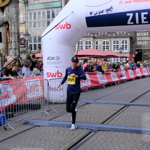 13.09.2026 - 21. swb-Marathon Bremen Tim E. http://msf.ph/oto/10300862 13.09.2026 10:42:40 Ziel 10358, 10632, 10775, 11375, 11630, 11895, 12395, 12525 meine-sportfotos.de