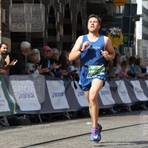 13.09.2026 - 21. swb-Marathon Bremen Strokosch-Dieckow http://msf.ph/oto/10300891 13.09.2026 12:50:34 Ziel 520, 4232, 7692, 668 meine-sportfotos.de