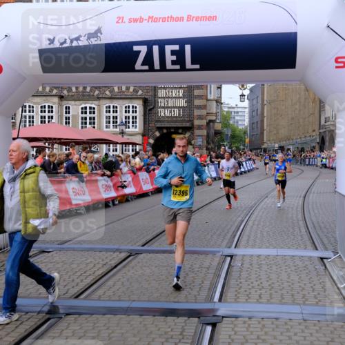 13.09.2026 - 21. swb-Marathon Bremen Tim E. http://msf.ph/oto/10300900 13.09.2026 10:42:41 Ziel 10358, 10632, 10775, 11375, 11630, 11895, 12395, 12525 meine-sportfotos.de