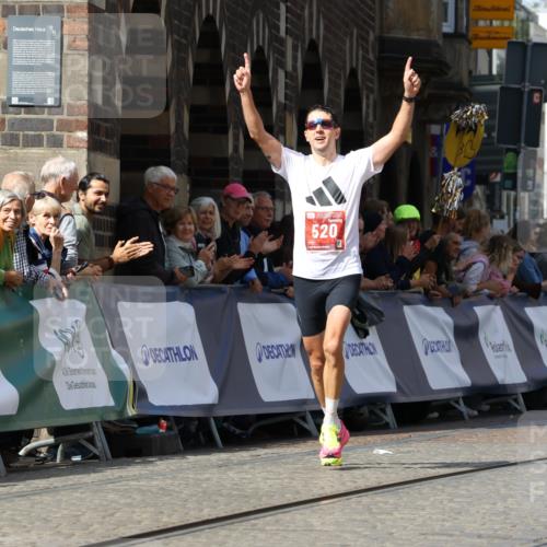 13.09.2026 - 21. swb-Marathon Bremen Strokosch-Dieckow http://msf.ph/oto/10300903 13.09.2026 12:50:46 Ziel 520, 4232, 8075, 1214, 1639 meine-sportfotos.de
