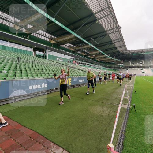 13.09.2026 - 21. swb-Marathon Bremen Michael Burmester http://msf.ph/oto/10300980 13.09.2026 10:42:39 Laufen im Stadion 10002, 10004, 10005, 10148, 10163, 10247, 10303, 10330, 10361, 10362, 10395, 10396, 10399, 10414, 10422, 10461, 10462, 10474, 10490, 10491, 10519, 10527, 10546, 10547, 10557, 10572, 10665, 10705, 10719, 10722, 10752, 10773, 10776, 10784, 10804, 10805, 10854, 10859, 10880, 10889, 10909, 10963, 10977, 11026, 11027, 11041, 11043, 11048, 11078, 11084, 11085, 11090, 11097, 11098, 11140, 11173, 11192, 11239, 11274 meine-sportfotos.de