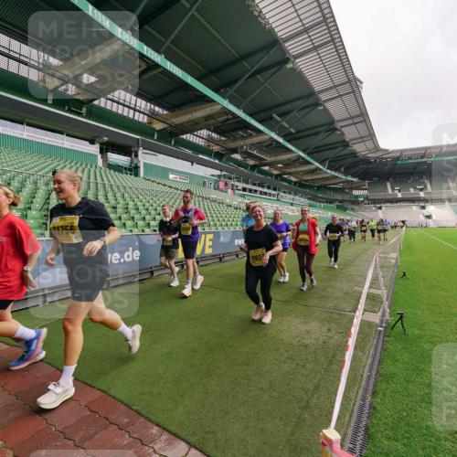 13.09.2026 - 21. swb-Marathon Bremen Michael Burmester http://msf.ph/oto/10301000 13.09.2026 10:42:46 Laufen im Stadion 10002, 10004, 10005, 10148, 10271, 10303, 10330, 10361, 10362, 10395, 10396, 10402, 10422, 10461, 10462, 10474, 10490, 10491, 10519, 10546, 10547, 10557, 10572, 10665, 10705, 10719, 10722, 10752, 10773, 10776, 10784, 10805, 10854, 10859, 10880, 10889, 10909, 10963, 10977, 11026, 11027, 11041, 11078, 11084, 11085, 11090, 11097, 11098, 11140, 11173, 11192, 11217, 11239, 11264, 11274, 11482 meine-sportfotos.de