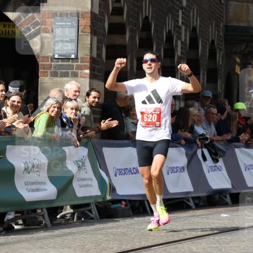 13.09.2026 - 21. swb-Marathon Bremen Strokosch-Dieckow http://msf.ph/oto/10301005 13.09.2026 12:50:46 Ziel 520, 4232, 8075, 1214, 1639 meine-sportfotos.de