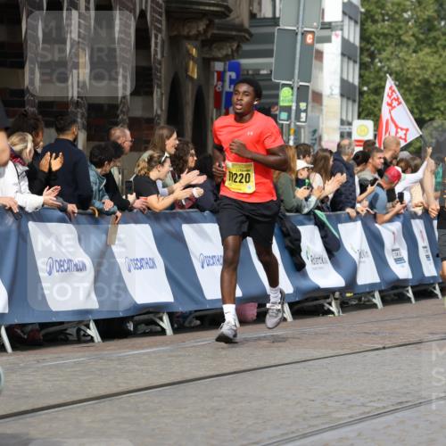13.09.2026 - 21. swb-Marathon Bremen Strokosch-Dieckow http://msf.ph/oto/10301101 13.09.2026 10:50:43 Ziel 10170, 10233, 10525, 10840, 10923, 11111, 11178, 11276, 11497, 11499, 11622, 11680, 11742, 12045, 12078, 12269, 12447, 13562, 10200, 10537, 11076, 11087, 11170, 11753, 11961, 12004, 12070, 12179, 12351, 12560 meine-sportfotos.de