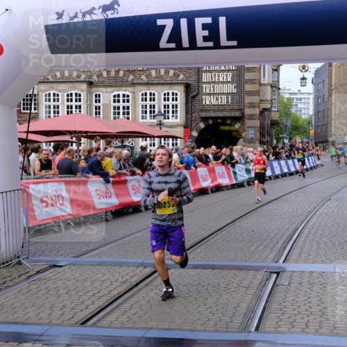 13.09.2026 - 21. swb-Marathon Bremen Tim E. http://msf.ph/oto/10301168 13.09.2026 10:43:06 Ziel 10235, 10312, 10816, 10988, 12281, 13580 meine-sportfotos.de