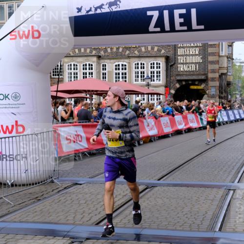 13.09.2026 - 21. swb-Marathon Bremen Tim E. http://msf.ph/oto/10301180 13.09.2026 10:43:07 Ziel 10235, 10312, 10816, 10988, 12281, 13580 meine-sportfotos.de