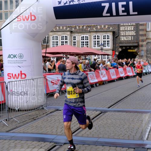 13.09.2026 - 21. swb-Marathon Bremen Tim E. http://msf.ph/oto/10301187 13.09.2026 10:43:07 Ziel 10235, 10312, 10816, 10988, 12281, 13580 meine-sportfotos.de