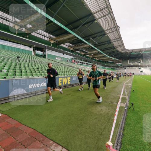 13.09.2026 - 21. swb-Marathon Bremen Michael Burmester http://msf.ph/oto/10301205 13.09.2026 10:43:49 Laufen im Stadion 10002, 10004, 10005, 10176, 10191, 10192, 10271, 10295, 10303, 10325, 10330, 10335, 10361, 10362, 10402, 10459, 10474, 10491, 10513, 10557, 10572, 10605, 10606, 10629, 10665, 10752, 10756, 10773, 10779, 10784, 10805, 10880, 10882, 10899, 10900, 10997, 10999, 11026, 11041, 11078, 11140, 11173, 11217, 11233, 11264, 11274, 11307, 11333, 11337, 11355, 11385, 11408, 11448, 11456, 11461, 11482, 11629, 11943, 12311, 12334 meine-sportfotos.de