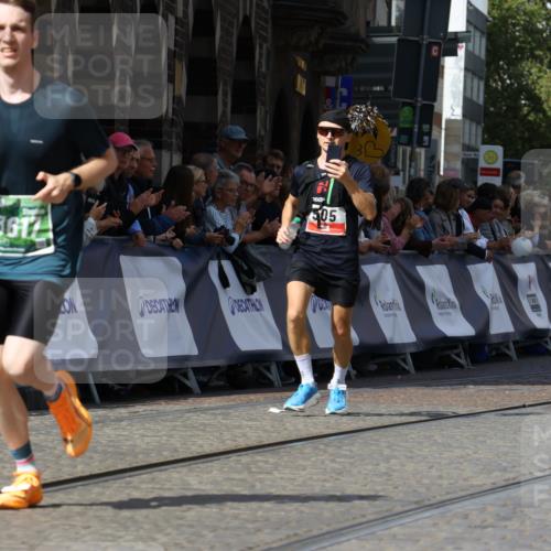 13.09.2026 - 21. swb-Marathon Bremen Strokosch-Dieckow http://msf.ph/oto/10301232 13.09.2026 12:51:23 Ziel 1214, 1453, 1639 meine-sportfotos.de