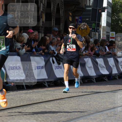 13.09.2026 - 21. swb-Marathon Bremen Strokosch-Dieckow http://msf.ph/oto/10301254 13.09.2026 12:51:23 Ziel 1214, 1453, 1639 meine-sportfotos.de