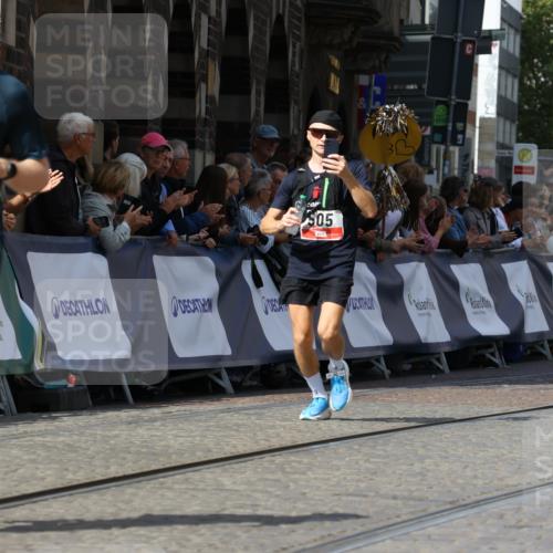 13.09.2026 - 21. swb-Marathon Bremen Strokosch-Dieckow http://msf.ph/oto/10301272 13.09.2026 12:51:23 Ziel 1214, 1453, 1639 meine-sportfotos.de