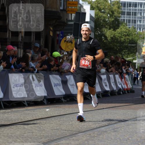 13.09.2026 - 21. swb-Marathon Bremen Strokosch-Dieckow http://msf.ph/oto/10301306 13.09.2026 12:51:25 Ziel 858, 1453, 1639 meine-sportfotos.de