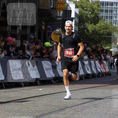 13.09.2026 - 21. swb-Marathon Bremen Strokosch-Dieckow http://msf.ph/oto/10301317 13.09.2026 12:51:25 Ziel 858, 1453, 1639 meine-sportfotos.de