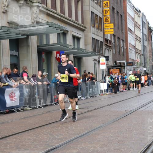 13.09.2026 - 21. swb-Marathon Bremen Strokosch-Dieckow http://msf.ph/oto/10301322 13.09.2026 10:49:27 Ziel 10508, 10593, 10709, 10966, 11005, 11007, 11035, 11092, 11183, 11717, 12380, 10294, 10392, 10514, 10655, 10739, 10835, 10846, 10910, 11092, 11191, 11316, 11567, 11621, 11635, 11896, 11984, 12132, 12149, 12376, 12450, 12529, 13577 meine-sportfotos.de