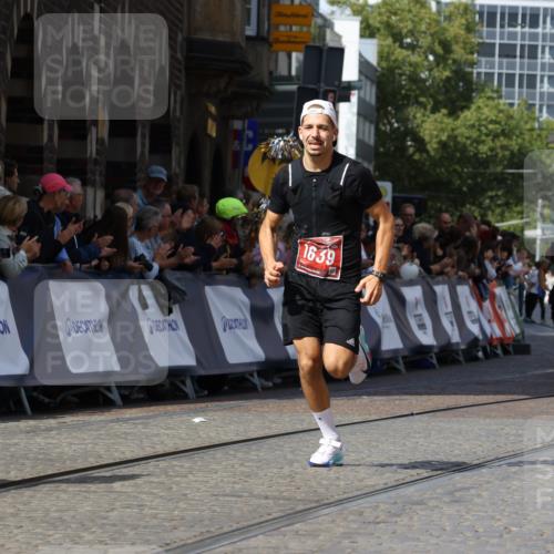 13.09.2026 - 21. swb-Marathon Bremen Strokosch-Dieckow http://msf.ph/oto/10301326 13.09.2026 12:51:25 Ziel 858, 1453, 1639 meine-sportfotos.de