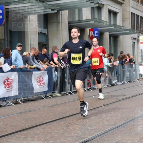 13.09.2026 - 21. swb-Marathon Bremen Strokosch-Dieckow http://msf.ph/oto/10301331 13.09.2026 10:49:28 Ziel 10508, 10593, 10709, 10966, 11005, 11007, 11035, 11183, 11717, 12380, 10294, 10514, 10655, 10739, 10835, 10846, 10910, 11092, 11191, 11316, 11567, 11621, 11635, 11896, 11984, 12132, 12149, 12376, 12450, 12529, 13577 meine-sportfotos.de