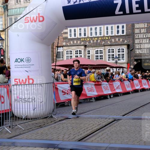 13.09.2026 - 21. swb-Marathon Bremen Tim E. http://msf.ph/oto/10301495 13.09.2026 10:43:36 Ziel 10346, 10456, 10618, 11042, 11143, 11632, 12406, 12469, 13523 meine-sportfotos.de