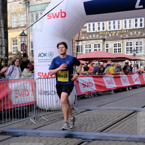 13.09.2026 - 21. swb-Marathon Bremen Tim E. http://msf.ph/oto/10301529 13.09.2026 10:43:37 Ziel 10346, 10456, 10618, 11143, 11468, 11632, 11826, 12406, 12469, 13523 meine-sportfotos.de