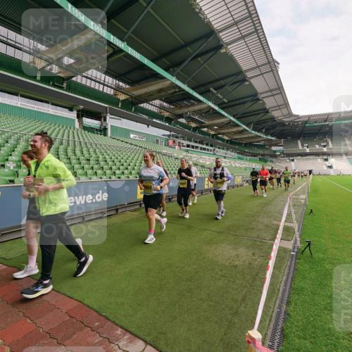 13.09.2026 - 21. swb-Marathon Bremen Michael Burmester http://msf.ph/oto/10301673 13.09.2026 10:47:13 Laufen im Stadion 10161, 10264, 10349, 10472, 10535, 10895, 10933, 10970, 11050, 11104, 11181, 11244, 11262, 11296, 11367, 11443, 11457, 11529, 11530, 11546, 11573, 11574, 11579, 11639, 11663, 11675, 11709, 11760, 11821, 12157, 12211, 12285, 12316, 12317, 12340, 12374, 12422, 12444, 12462, 10002, 10004, 10005, 10176, 10191, 10192, 10271, 10295, 10303, 10325, 10335, 10361, 10362, 10459, 10513, 10605, 10629, 10756, 10779, 10882, 10997, 10999, 11233, 11307 meine-sportfotos.de