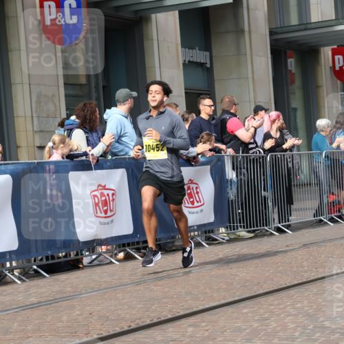 13.09.2026 - 21. swb-Marathon Bremen Strokosch-Dieckow http://msf.ph/oto/10301721 13.09.2026 10:49:56 Ziel 10170, 10233, 10876, 10923, 11111, 11128, 11178, 11415, 11497, 11499, 11622, 11680, 12045, 12240, 12269, 12510, 13562, 10452, 10508, 10593, 10709, 10966, 11005, 11007, 11035, 11183, 11717, 12380 meine-sportfotos.de