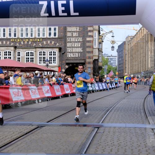 13.09.2026 - 21. swb-Marathon Bremen Tim E. http://msf.ph/oto/10301812 13.09.2026 10:44:02 Ziel 10337, 10742, 11019, 11208, 11948, 12250, 12253, 13509 meine-sportfotos.de