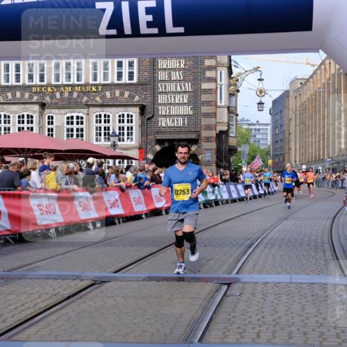 13.09.2026 - 21. swb-Marathon Bremen Tim E. http://msf.ph/oto/10301822 13.09.2026 10:44:03 Ziel 10337, 10742, 11019, 11208, 11948, 12250, 12253, 12436, 13509 meine-sportfotos.de