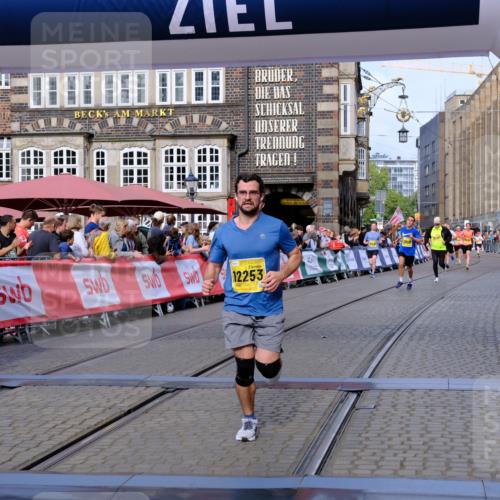 13.09.2026 - 21. swb-Marathon Bremen Tim E. http://msf.ph/oto/10301842 13.09.2026 10:44:03 Ziel 10337, 10742, 11019, 11208, 11948, 12250, 12253, 12436, 13509 meine-sportfotos.de