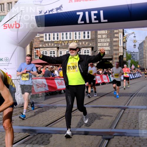 13.09.2026 - 21. swb-Marathon Bremen Tim E. http://msf.ph/oto/10301938 13.09.2026 10:44:11 Ziel 10337, 10342, 11019, 11208, 11312, 11447, 11614, 11930, 11948, 12250, 12253, 12436, 12559, 13538 meine-sportfotos.de