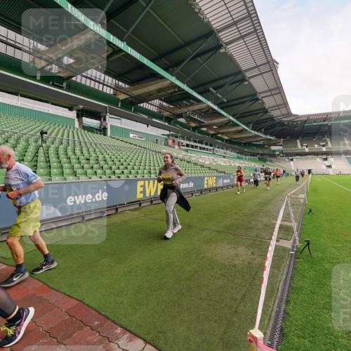 13.09.2026 - 21. swb-Marathon Bremen Michael Burmester http://msf.ph/oto/10301954 13.09.2026 10:52:11 Laufen im Stadion 10317, 10387, 10533, 10534, 10573, 10650, 10967, 10968, 11017, 11025, 11161, 11195, 11341, 11352, 11444, 11496, 11538, 11807, 12377, 12408, 12535, 12546, 10264, 10292, 10407, 10413, 10440, 10732, 10754, 10789, 10925, 11104, 11254, 11262, 11423, 11443, 11541, 11663, 11698, 11712, 11851, 11942, 11980, 12083, 12340, 12444, 12471, 12472, 12542, 12561 meine-sportfotos.de