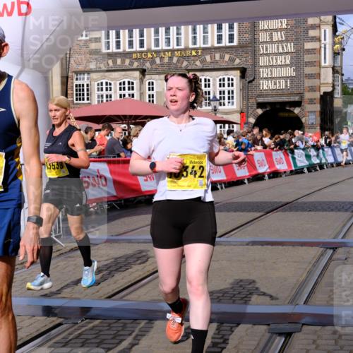 13.09.2026 - 21. swb-Marathon Bremen Tim E. http://msf.ph/oto/10302023 13.09.2026 10:44:20 Ziel 10337, 10342, 11108, 11208, 11312, 11447, 11614, 11644, 11758, 11930, 12436, 12559, 13538 meine-sportfotos.de