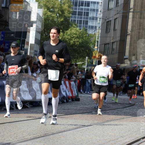 13.09.2026 - 21. swb-Marathon Bremen Strokosch-Dieckow http://msf.ph/oto/10302036 13.09.2026 13:22:06 Ziel 572, 1209, 1254, 2088, 2397, 2570, 3290, 3338, 3695, 3774, 3930, 3934, 4581, 4735, 5542, 6865, 6976, 7098, 7176, 8438, 8947, 9059, 9421, 10120, 13145, 1601, 1645, 2499, 3021, 4204, 4211, 6621, 7625, 7917, 8447, 8574, 9668 meine-sportfotos.de