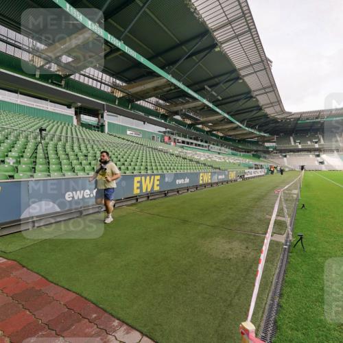 13.09.2026 - 21. swb-Marathon Bremen Michael Burmester http://msf.ph/oto/10302045 13.09.2026 10:55:02 Laufen im Stadion 12163, 10387, 10533, 10534, 10573, 10650, 10967, 10968, 11017, 11025, 11161, 11195, 11341, 11352, 11444, 11496, 11538, 11807, 12377, 12408, 12535, 12546 meine-sportfotos.de
