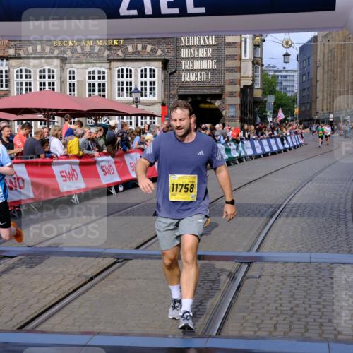 13.09.2026 - 21. swb-Marathon Bremen Tim E. http://msf.ph/oto/10302084 13.09.2026 10:44:26 Ziel 10342, 11108, 11447, 11644, 11758, 12559, 13538 meine-sportfotos.de