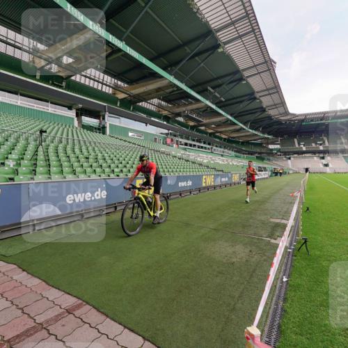 13.09.2026 - 21. swb-Marathon Bremen Michael Burmester http://msf.ph/oto/10302148 13.09.2026 11:54:03 Laufen im Stadion  meine-sportfotos.de