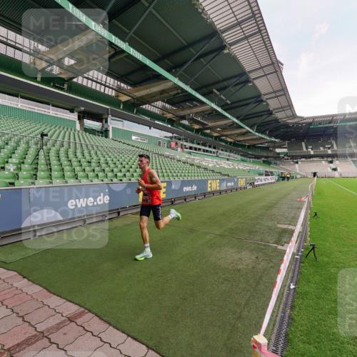 13.09.2026 - 21. swb-Marathon Bremen Michael Burmester http://msf.ph/oto/10302156 13.09.2026 11:54:05 Laufen im Stadion  meine-sportfotos.de