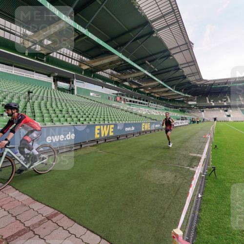 13.09.2026 - 21. swb-Marathon Bremen Michael Burmester http://msf.ph/oto/10302164 13.09.2026 11:54:31 Laufen im Stadion 133 meine-sportfotos.de