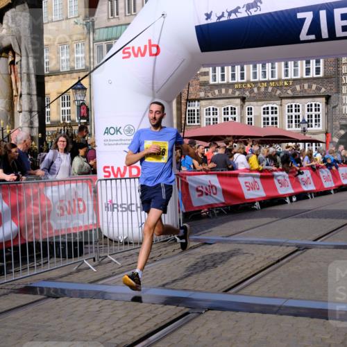 13.09.2026 - 21. swb-Marathon Bremen Tim E. http://msf.ph/oto/10302165 13.09.2026 10:44:45 Ziel 10454, 10806, 10956, 11148, 11438 meine-sportfotos.de