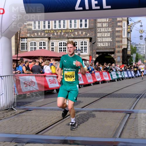 13.09.2026 - 21. swb-Marathon Bremen Tim E. http://msf.ph/oto/10302202 13.09.2026 10:44:48 Ziel 10454, 10806, 10861, 10956, 11148, 11438, 11615, 12473 meine-sportfotos.de