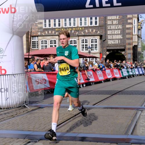 13.09.2026 - 21. swb-Marathon Bremen Tim E. http://msf.ph/oto/10302210 13.09.2026 10:44:48 Ziel 10454, 10806, 10861, 10956, 11148, 11438, 11615, 12473 meine-sportfotos.de