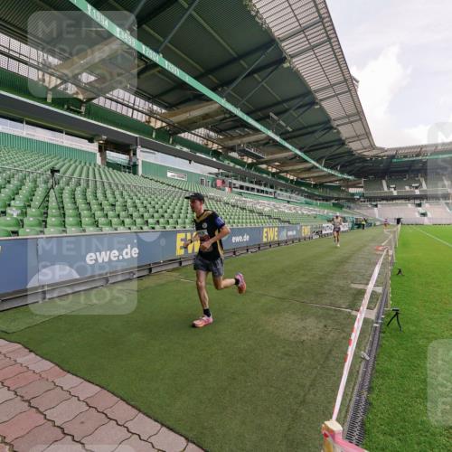 13.09.2026 - 21. swb-Marathon Bremen Michael Burmester http://msf.ph/oto/10302220 13.09.2026 12:10:08 Laufen im Stadion 692, 1046, 1671, 2054, 176, 1091, 1681 meine-sportfotos.de