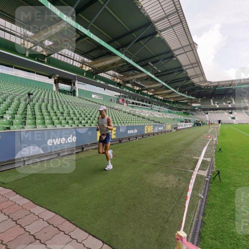 13.09.2026 - 21. swb-Marathon Bremen Michael Burmester http://msf.ph/oto/10302224 13.09.2026 12:10:12 Laufen im Stadion 692, 1046, 1671, 2054, 176, 1091, 1681 meine-sportfotos.de