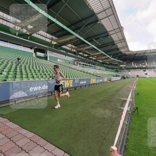 13.09.2026 - 21. swb-Marathon Bremen Michael Burmester http://msf.ph/oto/10302264 13.09.2026 12:13:44 Laufen im Stadion 245, 317, 443, 540, 796, 822, 1149, 692, 1046, 1651, 1671, 2054 meine-sportfotos.de