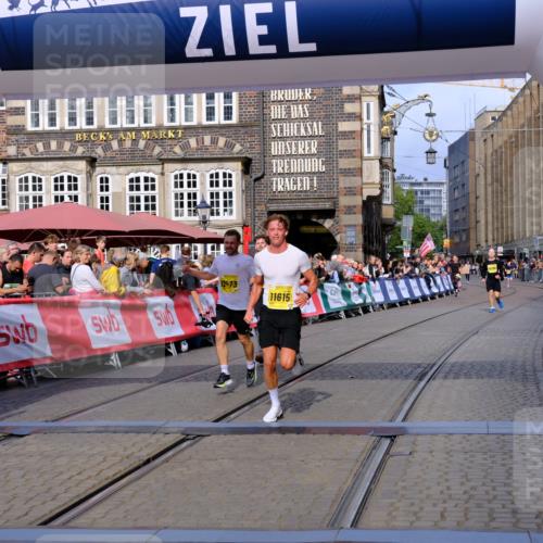 13.09.2026 - 21. swb-Marathon Bremen Tim E. http://msf.ph/oto/10302275 13.09.2026 10:44:53 Ziel 10454, 10806, 10861, 11438, 11615, 11704, 12473 meine-sportfotos.de