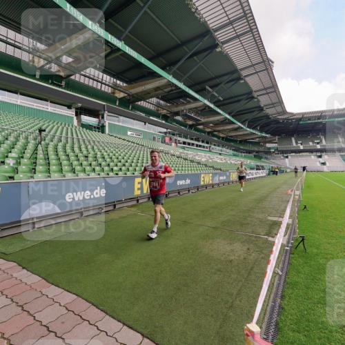 13.09.2026 - 21. swb-Marathon Bremen Michael Burmester http://msf.ph/oto/10302283 13.09.2026 12:15:22 Laufen im Stadion 245, 540, 822, 1028, 1670, 1766, 1997, 317, 443, 614, 796, 1651 meine-sportfotos.de