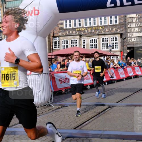 13.09.2026 - 21. swb-Marathon Bremen Tim E. http://msf.ph/oto/10302314 13.09.2026 10:44:54 Ziel 10454, 10806, 10861, 11438, 11615, 11704, 12473 meine-sportfotos.de