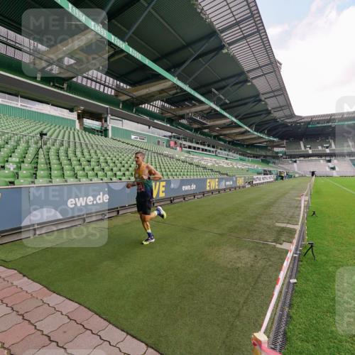 13.09.2026 - 21. swb-Marathon Bremen Michael Burmester http://msf.ph/oto/10302320 13.09.2026 12:18:25 Laufen im Stadion 513, 917, 1154, 1238, 245, 540, 822, 1028, 1670, 1766, 1997 meine-sportfotos.de