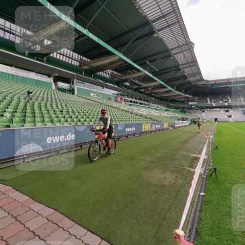 13.09.2026 - 21. swb-Marathon Bremen Michael Burmester http://msf.ph/oto/10302328 13.09.2026 12:20:40 Laufen im Stadion 634, 1957, 513, 917, 1154, 1190, 1192, 1263 meine-sportfotos.de