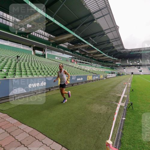 13.09.2026 - 21. swb-Marathon Bremen Michael Burmester http://msf.ph/oto/10302338 13.09.2026 12:21:26 Laufen im Stadion 634, 642, 1957, 513, 917, 1154, 1190, 1238 meine-sportfotos.de